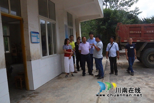 泸州高新区赴群英村开展精准扶贫·爱心助学(图3)