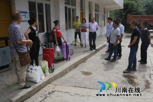 泸州高新区赴群英村开展精准扶贫·爱心助学(图4)