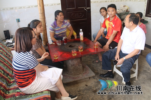 泸州高新区赴群英村开展精准扶贫·爱心助学(图5)