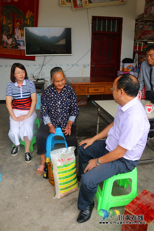 泸州高新区赴群英村开展精准扶贫·爱心助学(图6)