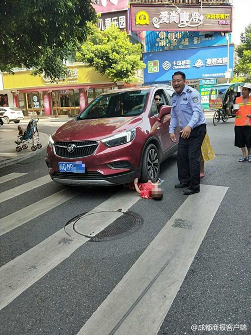 宜宾女推二宝过马路大宝卷车底 众人抬车救人(图1) 宜宾女推二宝过马路大宝卷车底 众人抬车救人(图1)