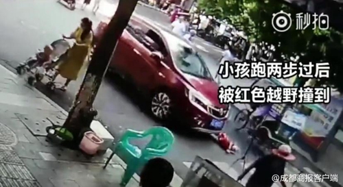 宜宾女推二宝过马路大宝卷车底 众人抬车救人(图2) 宜宾女推二宝过马路大宝卷车底 众人抬车救人(图2)