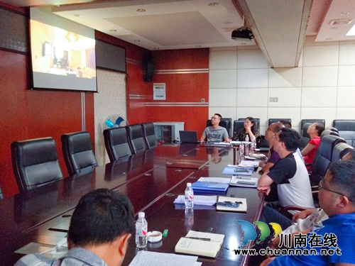 泸县百和镇学习观看党风廉政专题教育片《荣辱两重天》(图1)