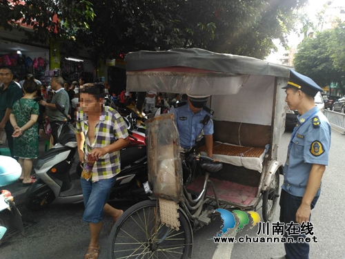 宜宾筠连交警大队倾力护航“开学第一天”校园周边交通秩序(图1)