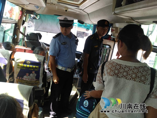 宜宾筠连交警大队倾力护航“开学第一天”校园周边交通秩序(图3)