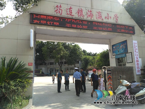 宜宾筠连交警大队倾力护航“开学第一天”校园周边交通秩序(图2)