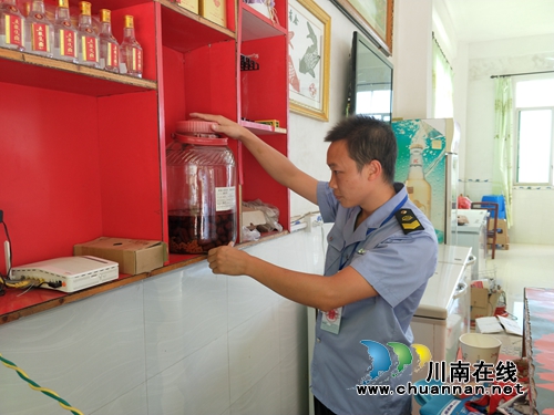 合江县合江镇开展餐饮环节自制泡酒专项整治(图1) 合江县合江镇开展餐饮环节自制泡酒专项整治(图1)