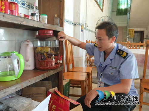 合江县合江镇开展餐饮环节自制泡酒专项整治(图2) 合江县合江镇开展餐饮环节自制泡酒专项整治(图2)