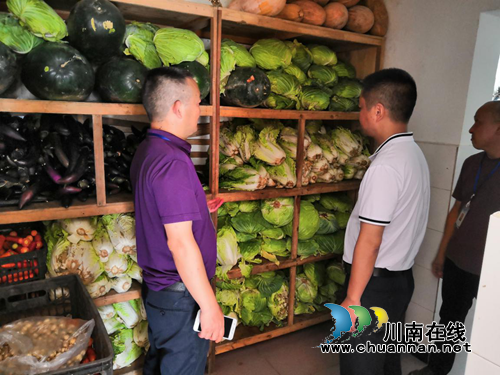 合江县参宝镇镇长徐露华对参宝中学食堂进行全方位检查(图3) 合江县参宝镇镇长徐露华对参宝中学食堂进行全方位检查(图3)