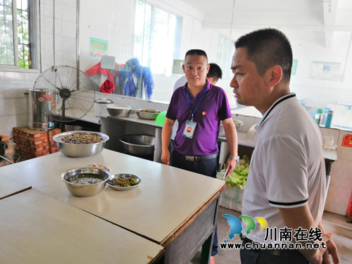合江县参宝镇镇长徐露华对参宝中学食堂进行全方位检查(图2) 合江县参宝镇镇长徐露华对参宝中学食堂进行全方位检查(图2)