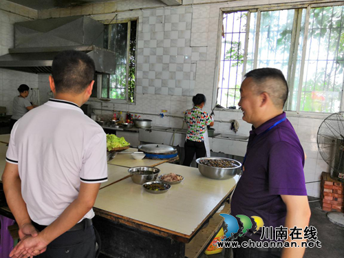 合江县参宝镇镇长徐露华对参宝中学食堂进行全方位检查(图1) 合江县参宝镇镇长徐露华对参宝中学食堂进行全方位检查(图1)