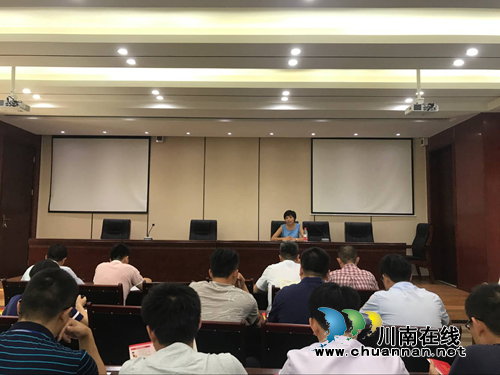 龙马潭区特兴街道党工委书记郭溱宣传党风廉政社会评价和扫黑除恶工作(图1)