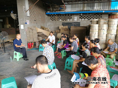 龙马潭区特兴街道环安办开展党风廉政社会评价和扫黑除恶专题宣传(图1)