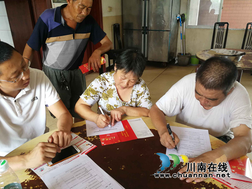 龙马潭区特兴街道环安办开展党风廉政社会评价和扫黑除恶专题宣传(图2)