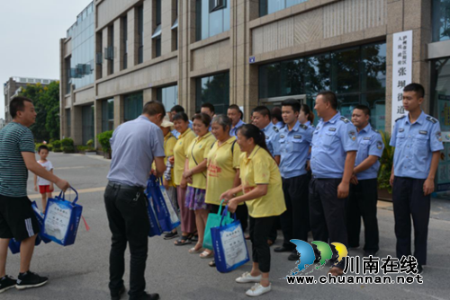 江阳区张坝街道：炎炎夏日送清凉&nbsp;浓浓关爱暖人心(图1)