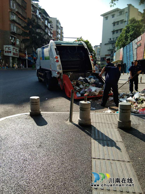 龙马潭区城管局：清理小区垃圾&nbsp;还市民整洁环境(图1)