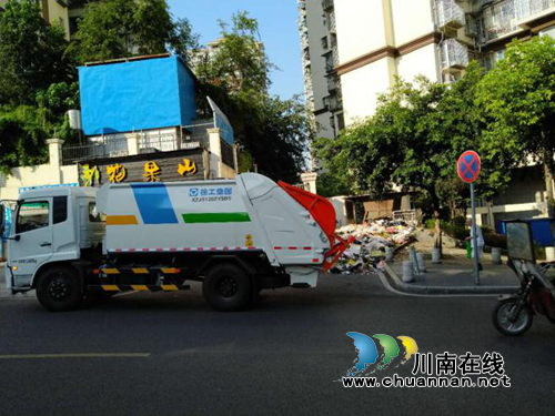 龙马潭区城管局：清理小区垃圾&nbsp;还市民整洁环境(图3)