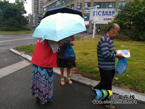 江阳区张坝街道开展“扫黑除恶在我身边”主题宣传活动(图2)