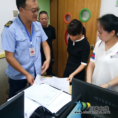 合江县合江镇副镇长张蓉带队检查学校食堂食品安全(图1)