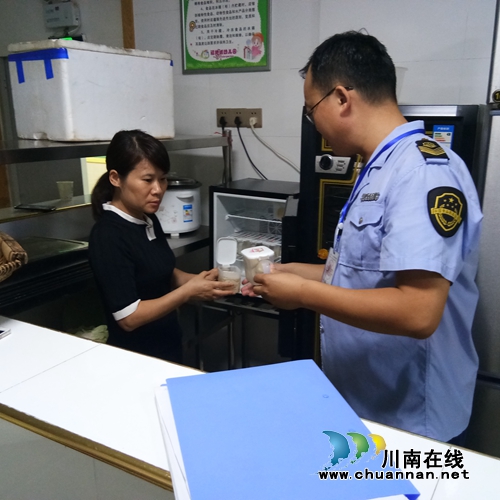合江县合江镇副镇长张蓉带队检查学校食堂食品安全(图2)