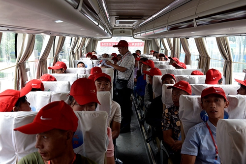 泸州贫困户坐免费大巴外出务工&nbsp;警察医生护送(图1)