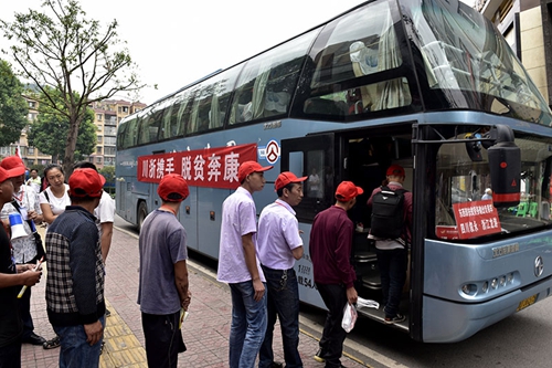 泸州贫困户坐免费大巴外出务工&nbsp;警察医生护送(图2)