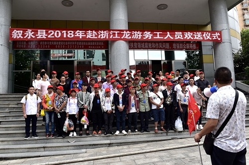 泸州贫困户坐免费大巴外出务工&nbsp;警察医生护送(图3)