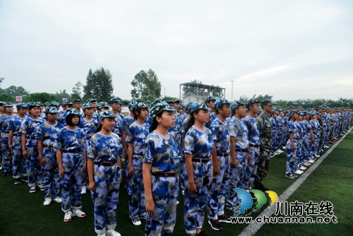 泸县建校举行2018级新生军训汇报表演(图1)