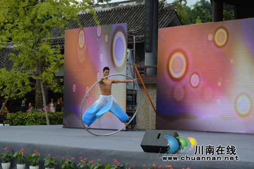 张坝第五届桂圆文化节 百年老桂圆拍出6500元(图2) 张坝第五届桂圆文化节 百年老桂圆拍出6500元(图2)