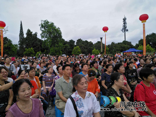 张坝第五届桂圆文化节 百年老桂圆拍出6500元(图3) 张坝第五届桂圆文化节 百年老桂圆拍出6500元(图3)