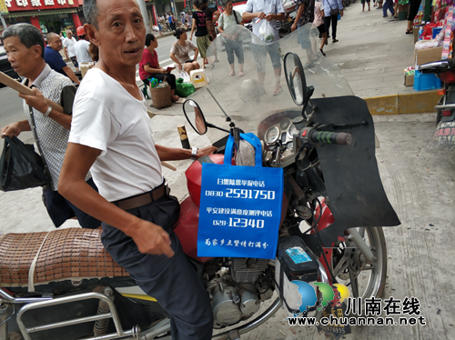 龙马潭区特兴街道街村社区开展扫黑除恶专项斗争宣传工作(图5)