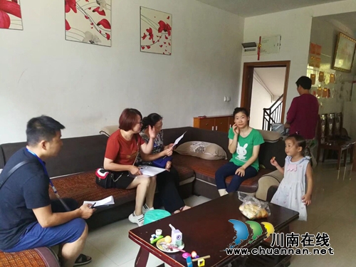 江阳区民政局督查张坝街道匠心社区低保工作(图1)