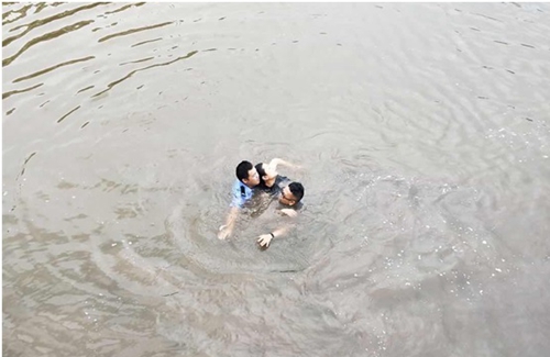 自贡女子跳河轻生&nbsp;90后辅警跳水救人获点赞(图1)