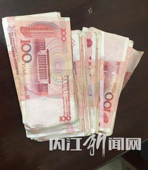 内江:大量现金散落公路 热心群众拾起交民警(图2) 内江:大量现金散落公路 热心群众拾起交民警(图2)