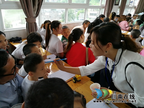 叙永县东大街小学举行“开笔启蒙，慧悦人生”开笔礼活动(图1)