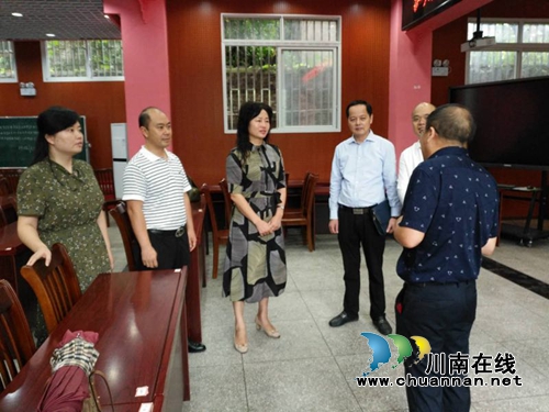 江阳区新联会到蓝田中学为教师送上特别的爱(图2)