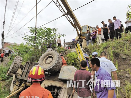 内江资中：装载车侧翻一人被困&nbsp;消防破拆救人(图1)