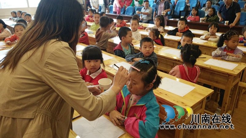叙永县水尾镇中心小学校举行2018年“开笔启蒙,慧悦人生”开笔礼活动(图2) 叙永县水尾镇中心小学校举行2018年“开笔启蒙,慧悦人生”开笔礼活动(图2)
