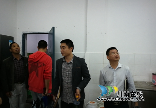 泸县：联合检查组到百和镇检查学校食品安全工作(图3)