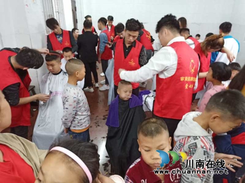 叙永县“审美”美发店进特殊教育学校为孩子们爱心义剪(图1)