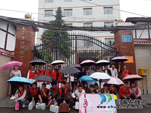 叙永县“审美”美发店进特殊教育学校为孩子们爱心义剪(图2)