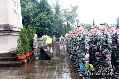 龙马潭区组织2018年预定新兵开展公祭活动(图1)