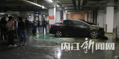 内江：轿车停放车库自燃&nbsp;保安变身消防员灭火(图1)
