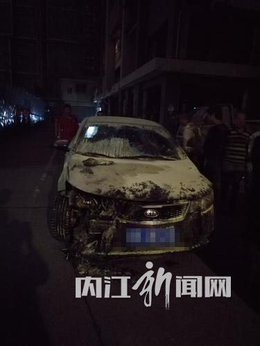 内江：轿车停放车库自燃&nbsp;保安变身消防员灭火(图2)
