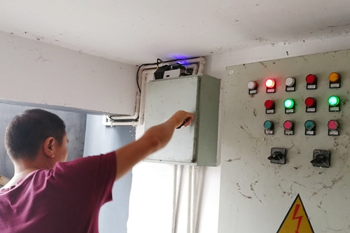 泸州“黑广播”藏居民楼&nbsp;播虚假药品广告被查(图1)