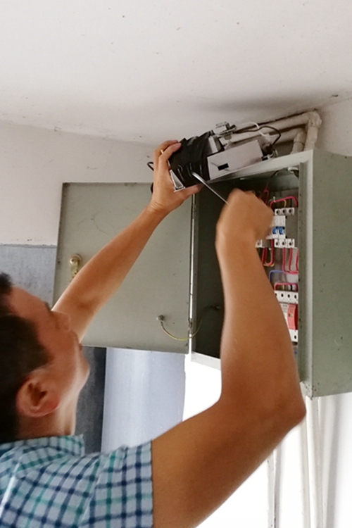 泸州“黑广播”藏居民楼&nbsp;播虚假药品广告被查(图2)