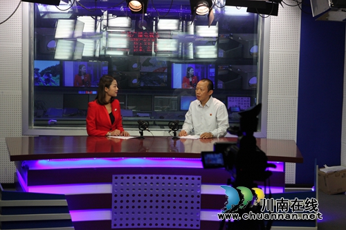 泸县农林局局长曾一洴接受县电视台栏目采访(图1)