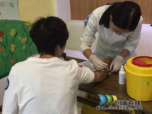 江阳区华阳街道竹苑社区开展免费健康体检进小区活动(图2)