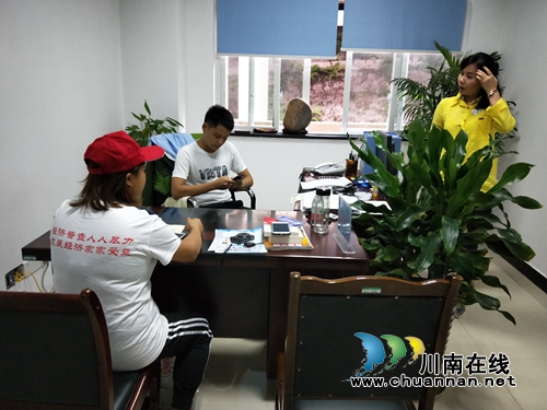 江阳区张坝街道桂圆林社区进行全国第四次经济普查工作(图2)