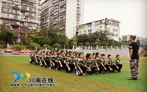 青春无悔逐梦扬威&nbsp;泸州十八中举行初2021届学生军训(图1)
